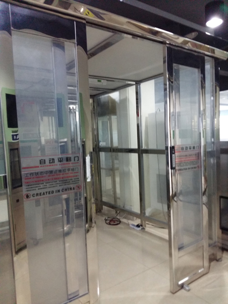 貨淋室 貨淋室是貨物進入潔凈室所必需的通道,它可以減少貨物進出潔凈室所帶來的污染問題。